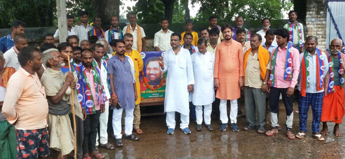 lojpa_singh's tweet image. आज बक्सर जिला के प्रखंड नावानगर के ग्राम- बेलहरी में आशीर्वाद यात्रा की तैयारी को लेकर आयोजित बैठक को संबोधित करते हुए पार्टी जिलाध्यक्ष अखिलेश कुमार सिंह।
@iChiragPaswan @LJP4India @rajutiwari1997 @SaurabhMsPandey @hulaspandeyljp