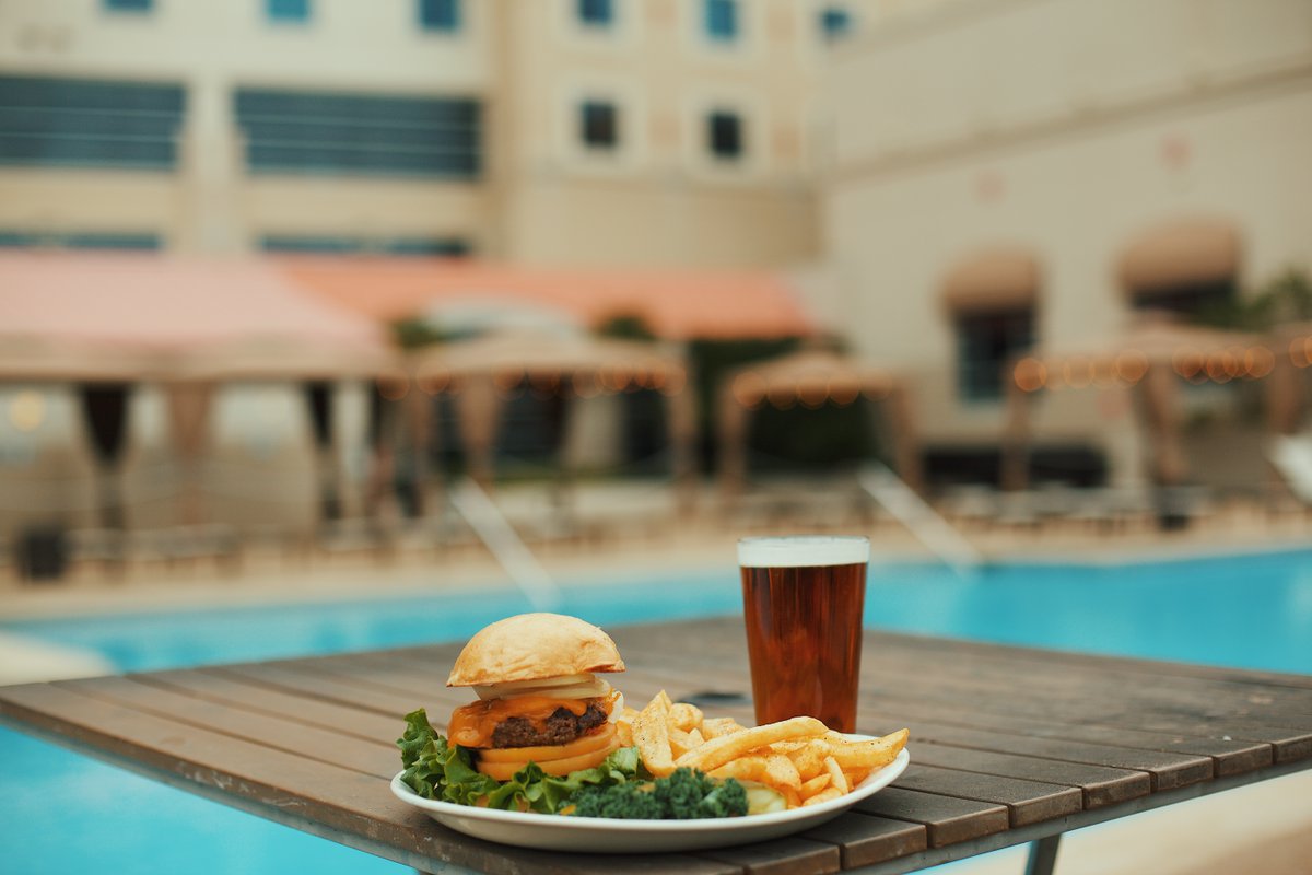 HarrahsGC's tweet photo. Make your Wednesday better by having a burger from Mix &amp; Mingle #poolside! 🍔 🍟 #AlwaysHungry #AlwaysPoolside #AlwaysHarrahs https://t.co/FprA4qSSuW