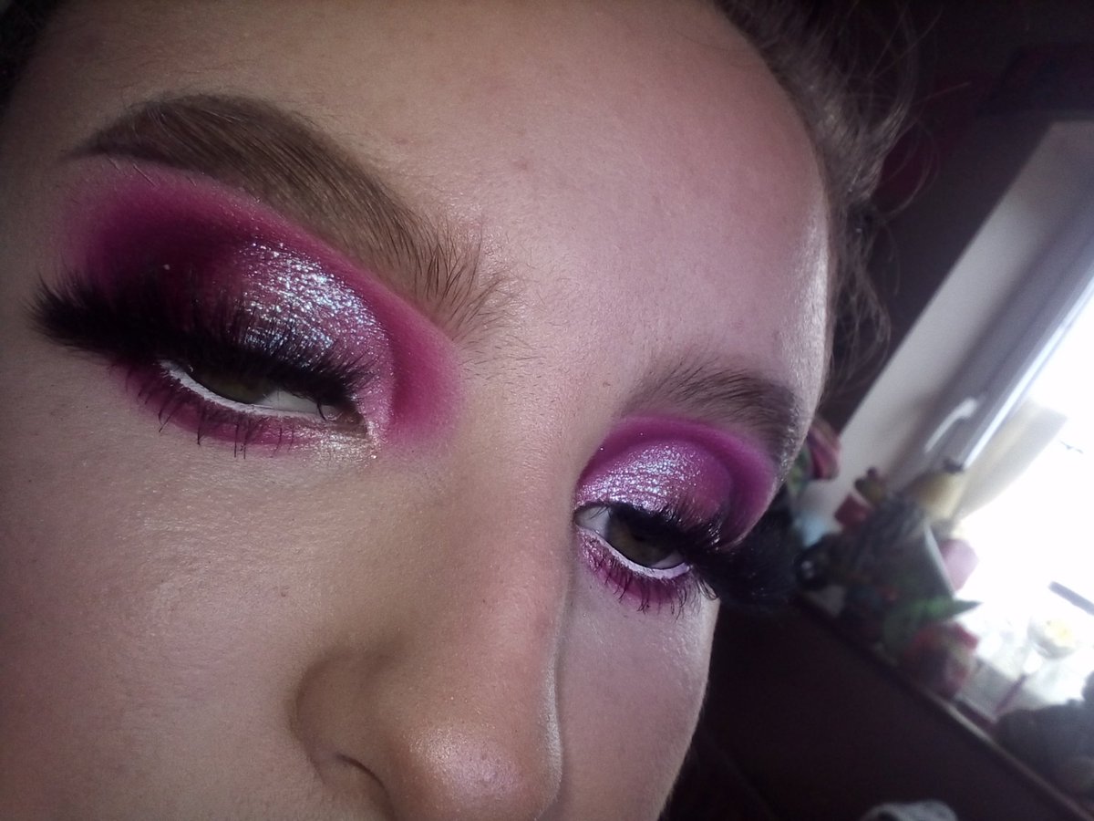 Some more pictures of this look coz I loveeee it 🥰
Recreation from <a href="/amylou_alh/">ALH</a> 
<a href="/bperfectcosm/">BPerfect Cosmetics</a> Dream Big Manifest Lashes, Dream Big Manifest palette shades Squad, Gratitude,LeLe, Anne💗
Full product details instagram.com/p/CS7GC5dNTd7/…