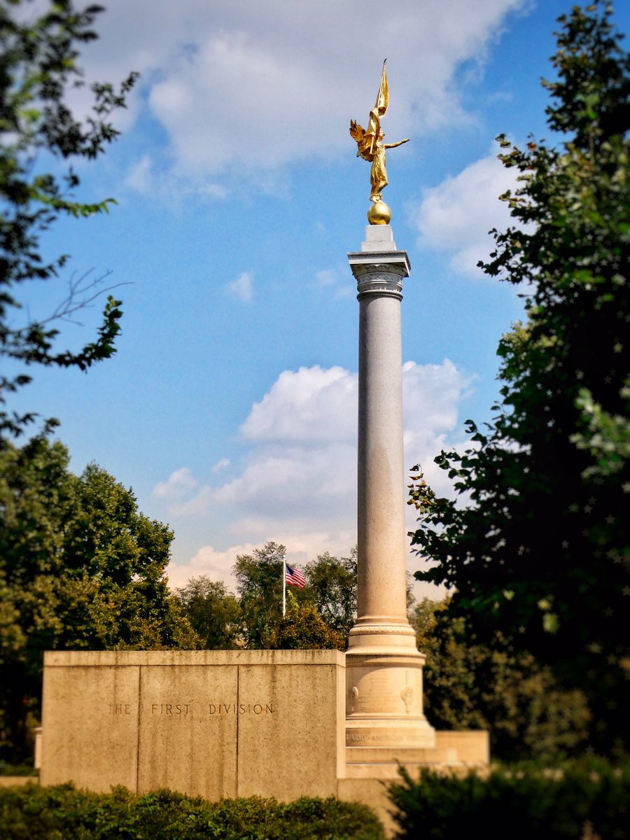 Dedicated to those who served and died in the #FirstDivision of #WWI’s #AmericanExpeditionaryForces, the #FirstDivisionMonument stands in #PresidentsPark next to the #WhiteHouse 🇺🇸 #WorldWarI