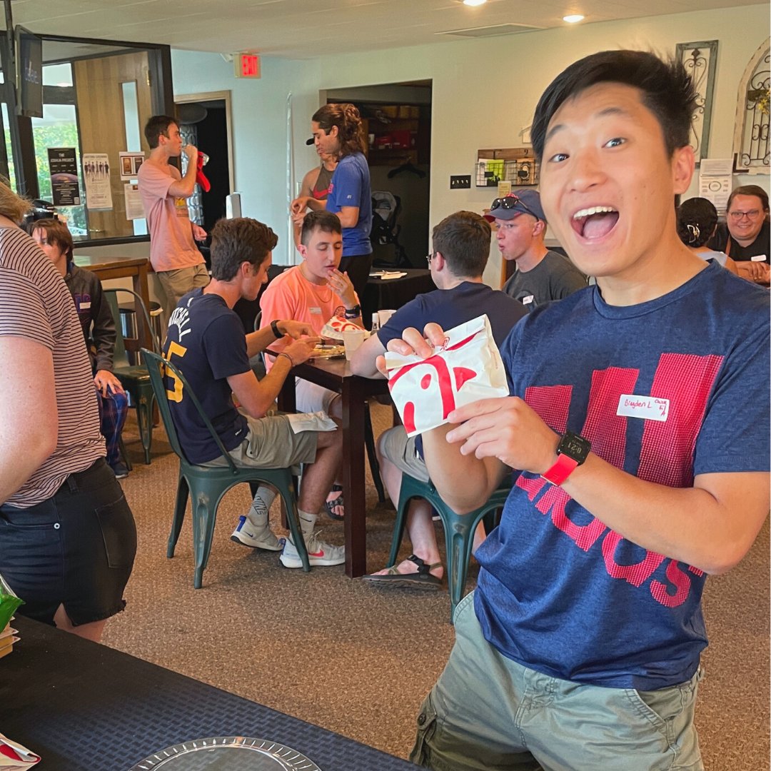kunavs's tweet photo. We had a blast meeting so many new faces at New Student Worship last night! 🙌 Thanks for coming out, see you at NavNight tomorrow night! 

#kunavs #campusministry #rockchalk #classof2025 #ku2025 #jayhawks #faith #worship #jesus #thenavigators https://t.co/qDolQ1pVlz