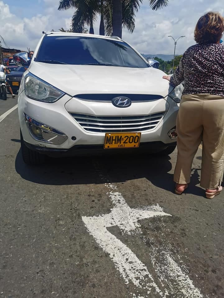 mapias15's tweet photo. Este hombre ingresó a mi casa. Y a la de mi mamá, no  se robo nada. Tenía en su poder arma blanca,  afortunadamente yo había salido, cuando llegue y lo vi salir salió en el carro, lo persegui, llegaron otros, hombres en carro polarizado hablaron y se fueron. Estoy amenazada. https://t.co/BTEjgOHzLb