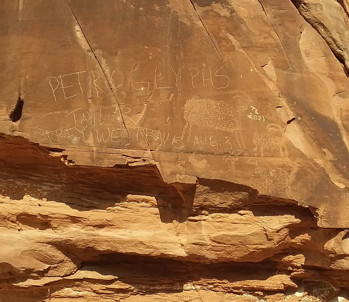 KUTV2News's tweet image. CAN YOU HELP? Officials with the Utah Bureau of Land Management are asking for any information about a defaced petroglyph spotted in Mill Creek Canyon, outside of Moab.

kutv.com/news/local/uta…