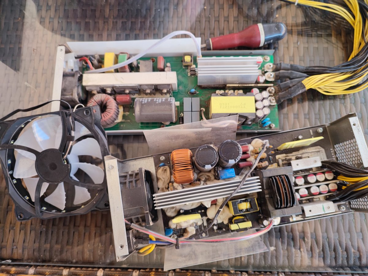 CiscoEstu's tweet photo. Hoy toca modificar fuentes de alimentación de las máquinas ASIC para eliminar ruido y exceso de temperatura.👌
#asicminer #bitcoinmining #greenhash https://t.co/hkhaS1owCd