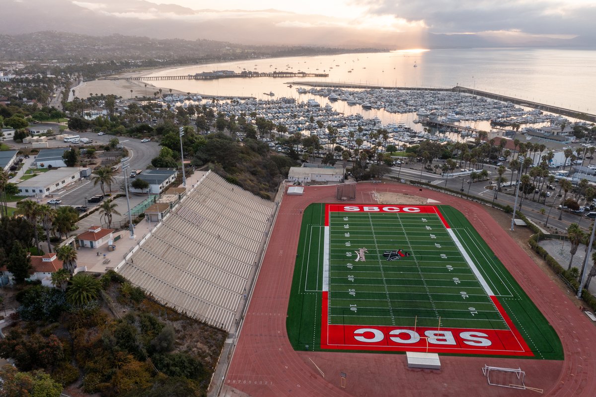 FieldTurf's tweet photo. Now that’s a view! The setting of the new FieldTurf surface at @Santabarbaracc is simply picturesque. 🏈Thank you for your trust #BuiltbyFieldTurf
#artificialturf #athletics #education #sports https://t.co/EBsamjIWiA