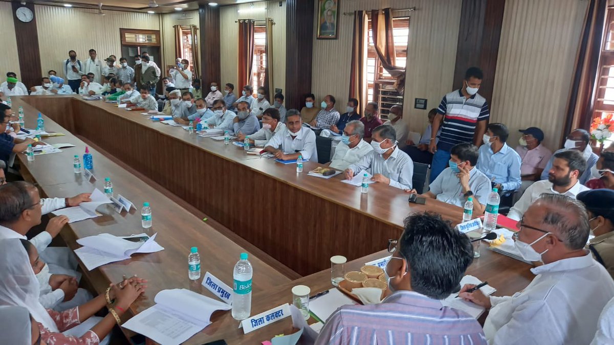 प्रभार वाले जिले हनुमानगढ़ के जिला स्तरीय अधिकारियों की समीक्षा बैठक ली।