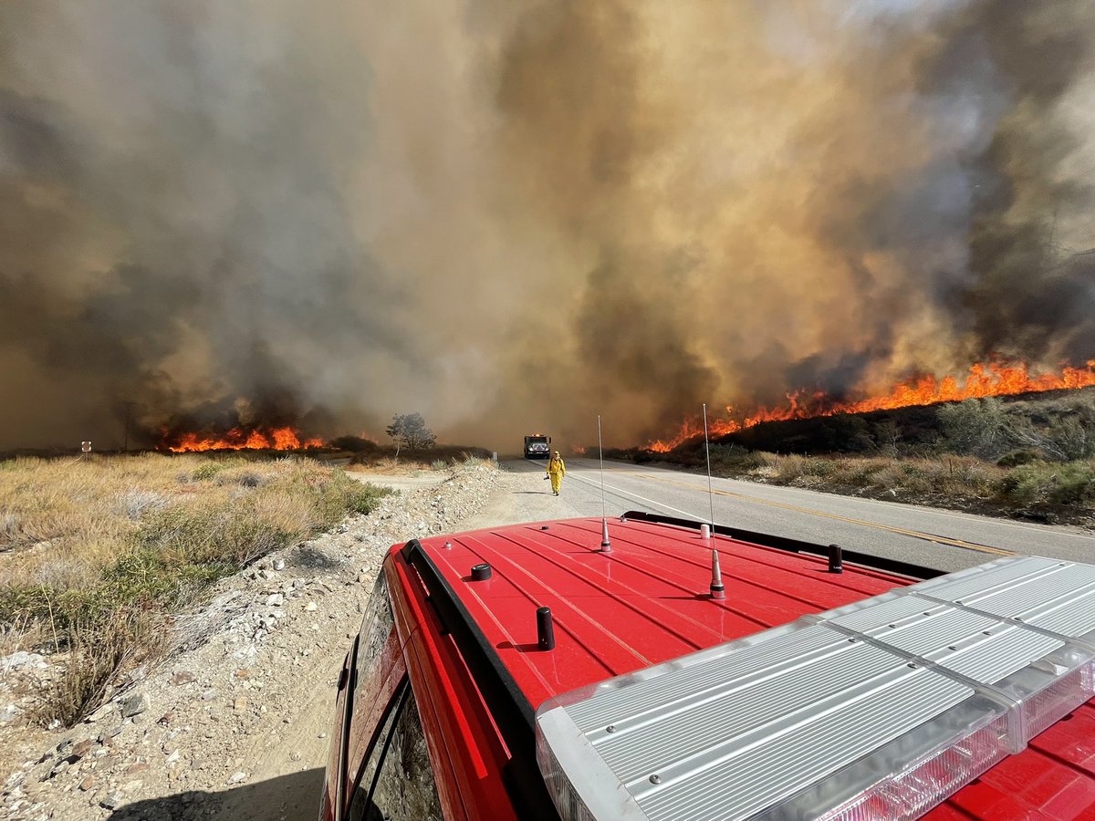 #SouthFire (Update): Fire currently at 300 acres and 0% containment. Fire moving east of Sierra and north along LytleCreekRd. Evac order west of Sierra and south of the LytleCreek ranger station along LytleCreek Rd.