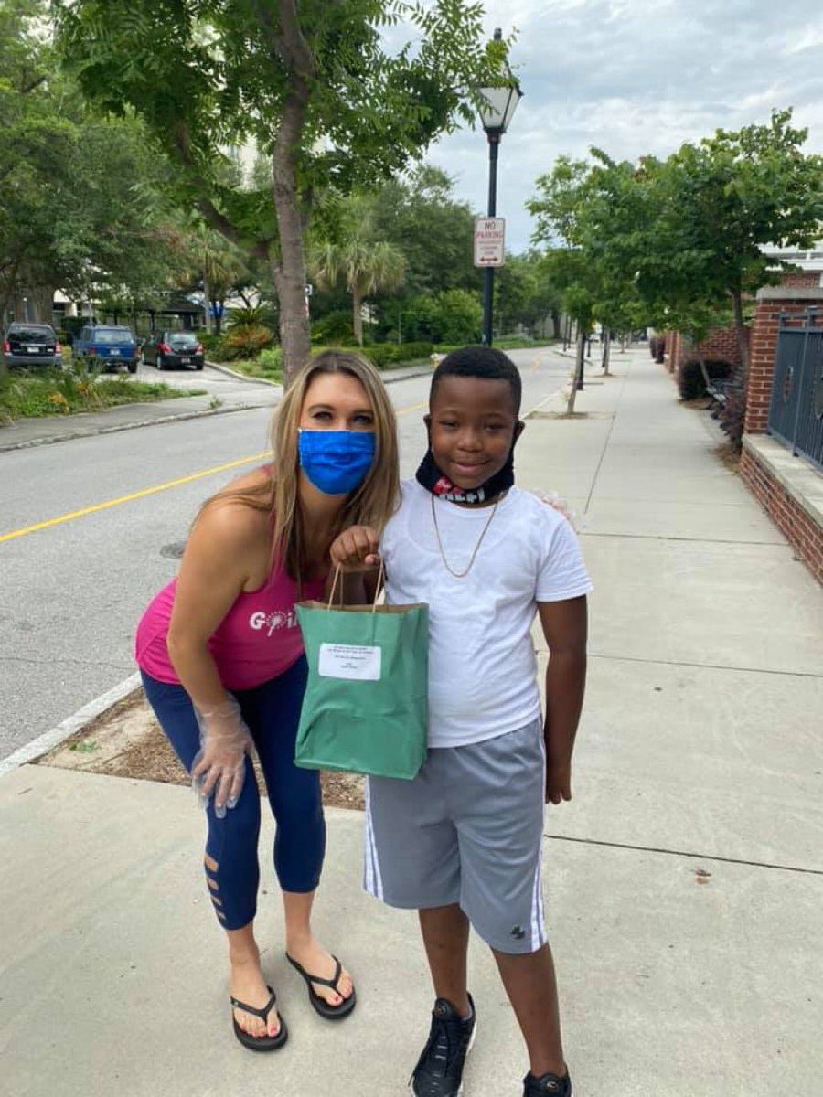 Happy Wednesday everyone! Hang on your'e half-way there until the weekend.🙌 Don't forget each day is an opportunity to spread Joy.💚🤍