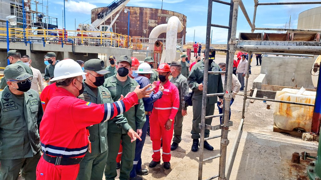 PrensaFANB's tweet photo. 🔴 || Desde el CRP Amuay el GJ @vladimirpadrino en compañía del Gob. @GobVictorClark y Cmdte. @GNBCmdtGral, hacen recorrido por las instalaciones constatando el resguardo y acompañamiento de la FANB, en todas las fases de la  producción de combustibles y otros derivados. https://t.co/0d0OBCSIvj