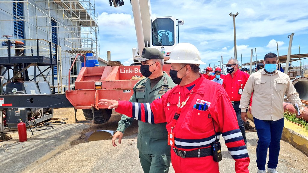 🔴 || Desde el CRP Amuay el GJ <a href="/vladimirpadrino/">Vladimir Padrino L.</a> en compañía del Gob. <a href="/GobVictorClark/">Gob Victor Clark🌀</a> y Cmdte. @GNBCmdtGral, hacen recorrido por las instalaciones constatando el resguardo y acompañamiento de la FANB, en todas las fases de la  producción de combustibles y otros derivados.
