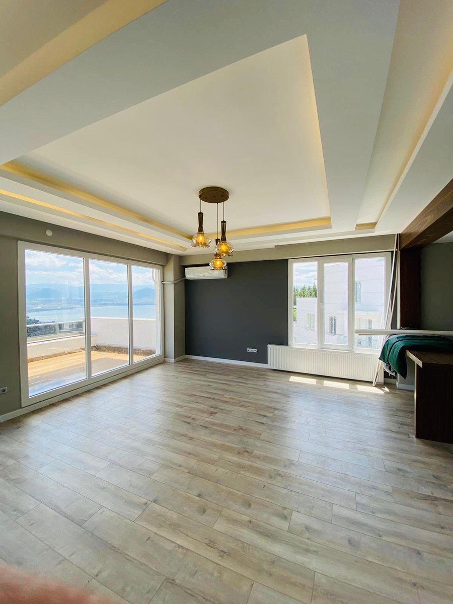 البنت الجديه بدها تكون ملكه تبعت رقم تلفونها او الأميل وعد تكون ملكه في قصر