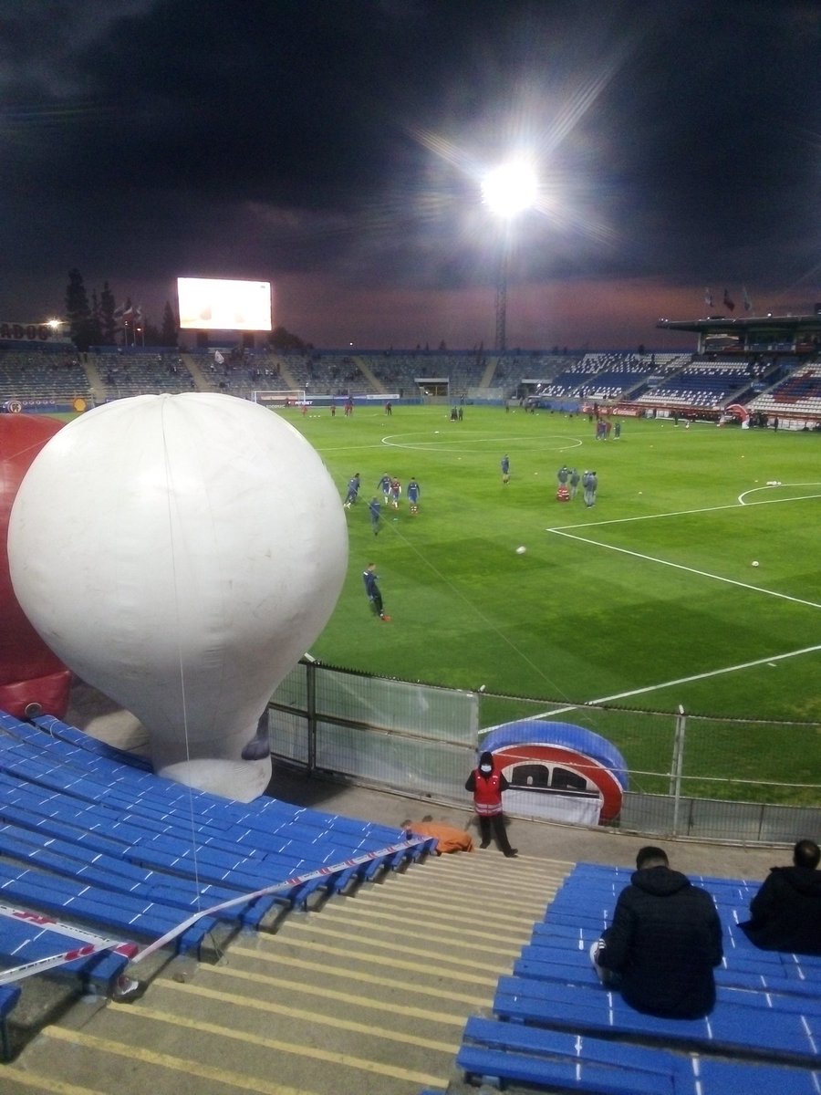 Martin_Ebner's tweet photo. Hola @JuanTagleQ @Cruzados Feliz de estar de vuelta en el estadio, pero estos globos tapan gran parte de la cancha. Para que tengan en cuenta, saludos! https://t.co/ic4UL3J8Qv