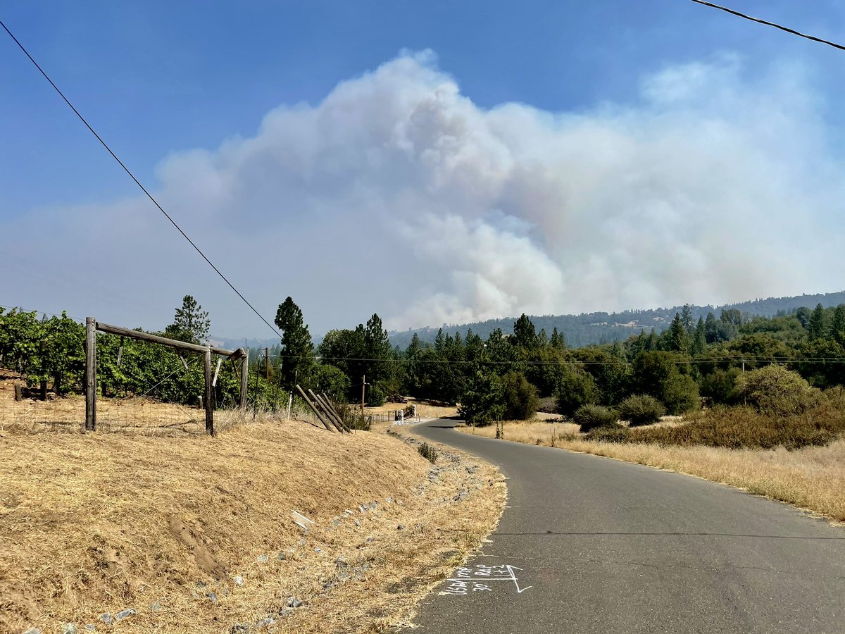 juzten11's tweet photo. This fire is at FairPlays back door #CaldorFire https://t.co/AGO8eFP7tX