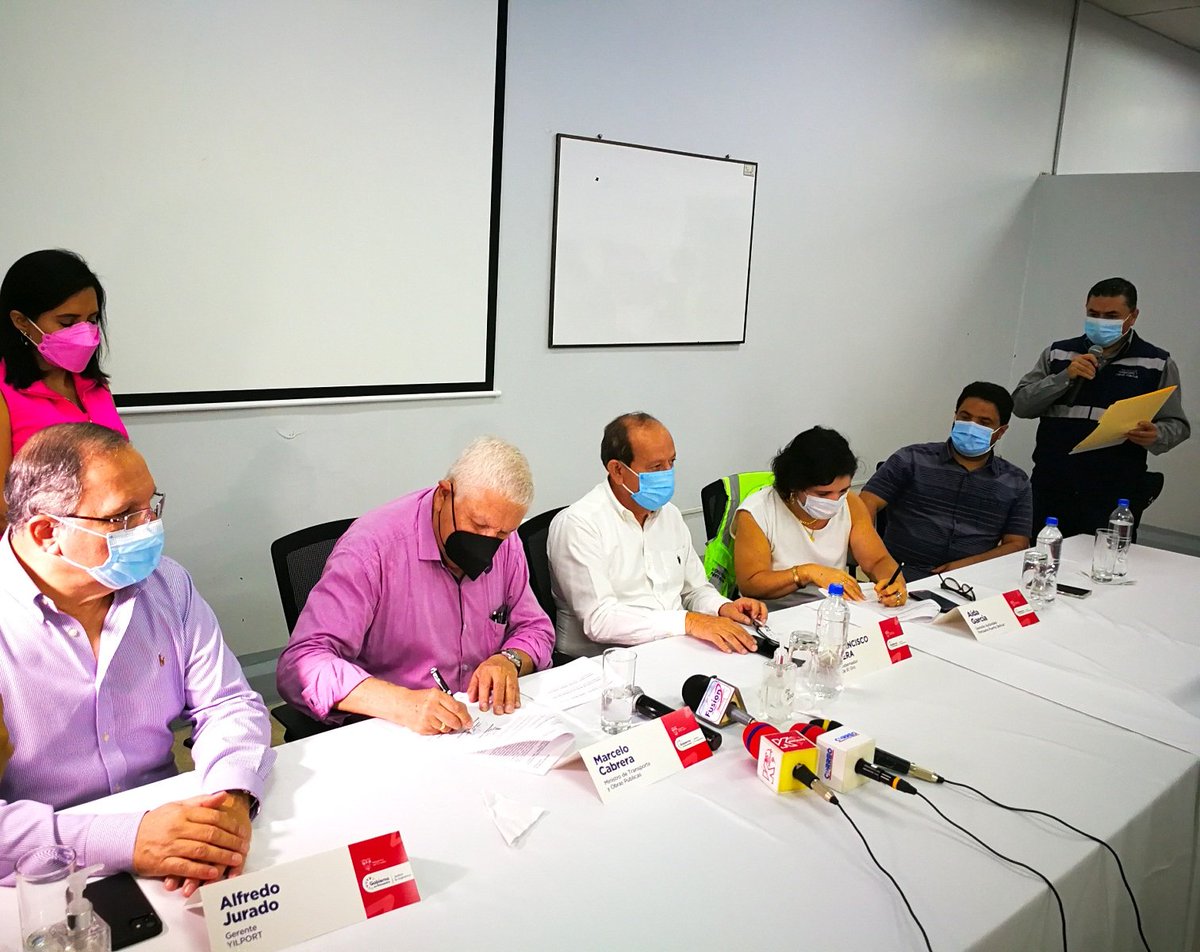 Puerto_APPB's tweet photo. Ministro de @ObrasPublicasEc @MarceloHCabrera realiza la entrega de Convenios de Cooperación Interinstitucional entre @EPPETROECUADOR - @DefensaEc -#MTOP -#APPB, para la continuidad de la construcción del #muelle6 y sus áreas de expansión.
#JuntosLoLogramos https://t.co/P6WfMJGCdr
