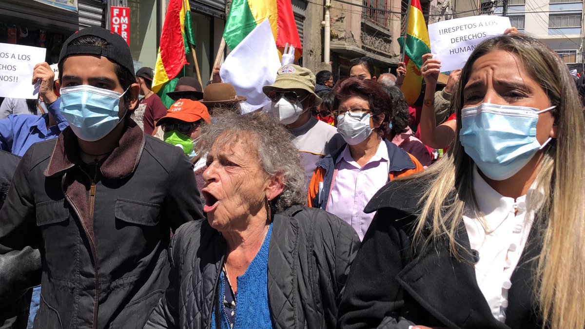SDoriaMedina's tweet photo. Bolivia rechaza la tortura que está sufriendo Jeanine Añez. Una masiva marcha encabezada por Amparo Carvajal y los hijos de la ex presidenta exige el respeto a sus derechos. https://t.co/dw4c6eJkrr