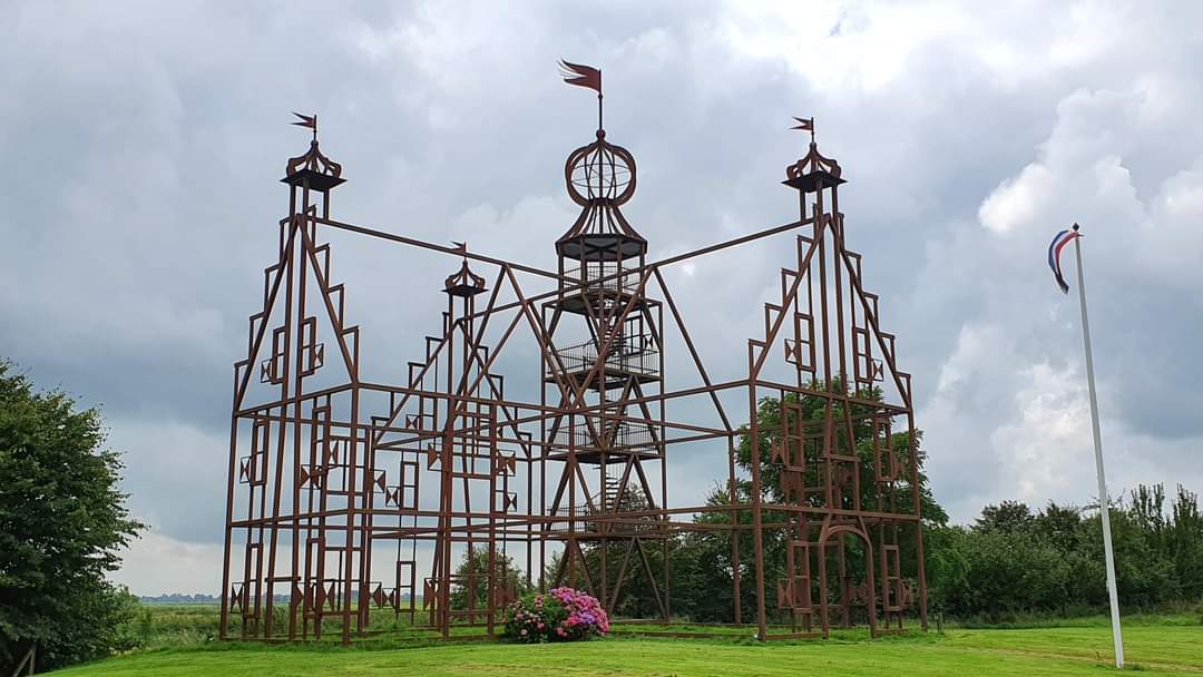 Het stalen kasteel in Bears <a href="/Uniastate/">Uniastate Bears</a> is ook een mooie bezienswaardigheid.