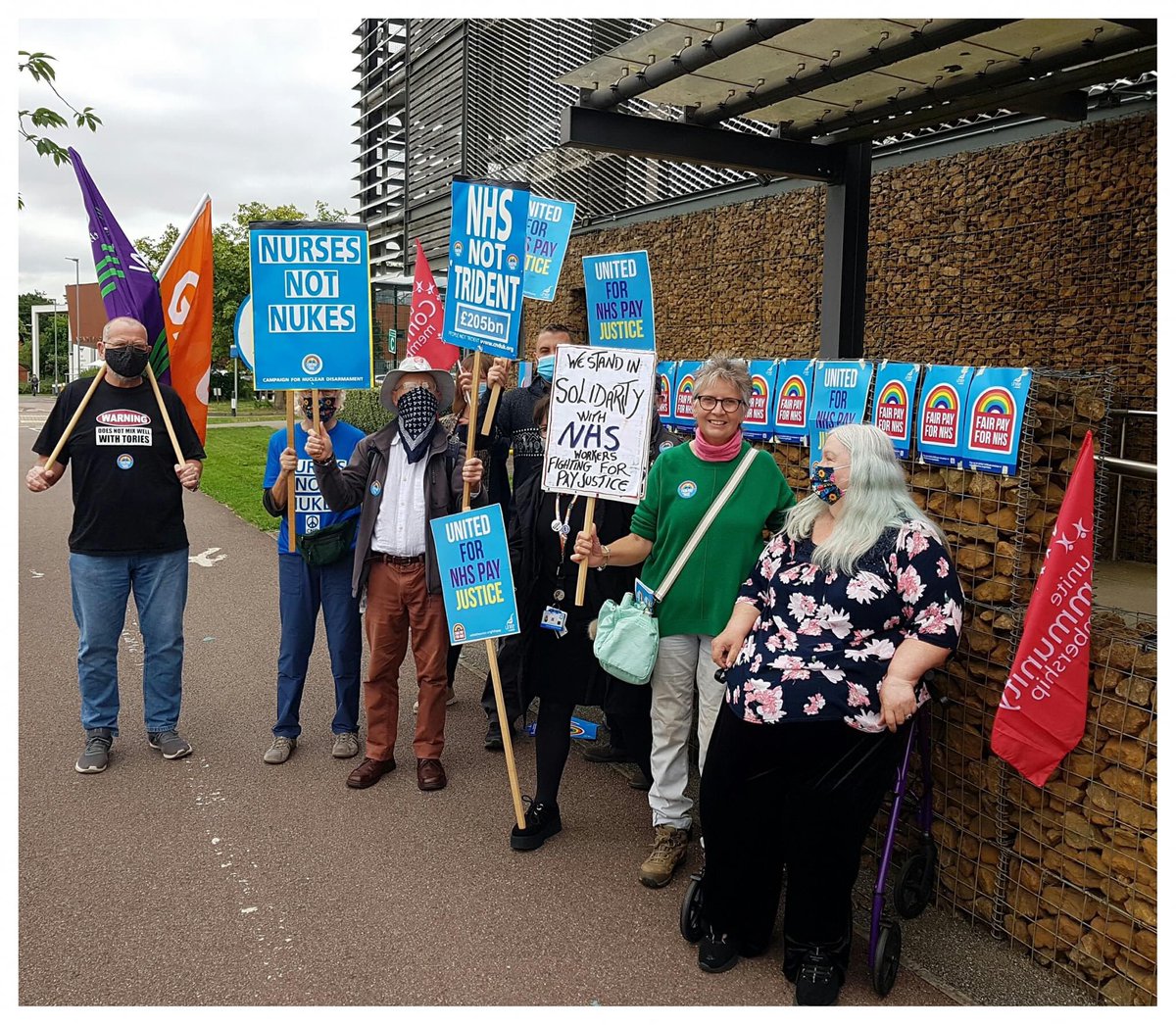 CYBERWARRIOR4JC's tweet photo. @unite_southeast NHS NATIONAL DAY OF ACTION
Good to see everyone this morning in support of fair pay for health care workers.
#FairPayForNursing #fairpayforallhealthcareworkers #fairpayfornursesandmidwives #NHS #UnitetheUnion #endnhsprivatisation #payprotest #fairpayfornurses https://t.co/LxDWs4Gkgi