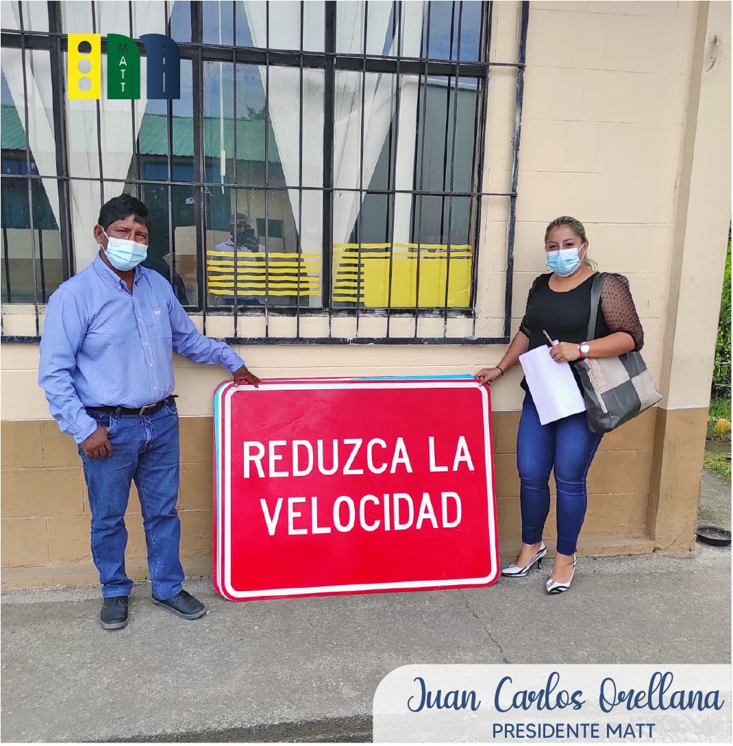transito_AGLO's tweet photo. #GestiónMATTTSV ☑ | Nos reunimos esta mañana con el  Director del MTOP Orellana, para la entrega de  la autorización donde se  permite la construcción de rompe velocidades en la Parroquia Ávila Huiruno,también entregó señaletica vertical. 
Abg. Juan C. Orellana-PDTE MATTTSV. https://t.co/lIjxJnoBBc