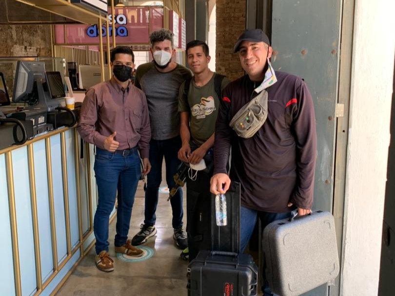 Un gustazo trabajar con este equipo. Personas con talento y mística y sumados para causas buenas. Cuando uno conversa con gente como ellos, que crean, trabajan y proponen cosas, una renueva la fe y la esperanza de que somos un país con las condiciones para seguir adelante.