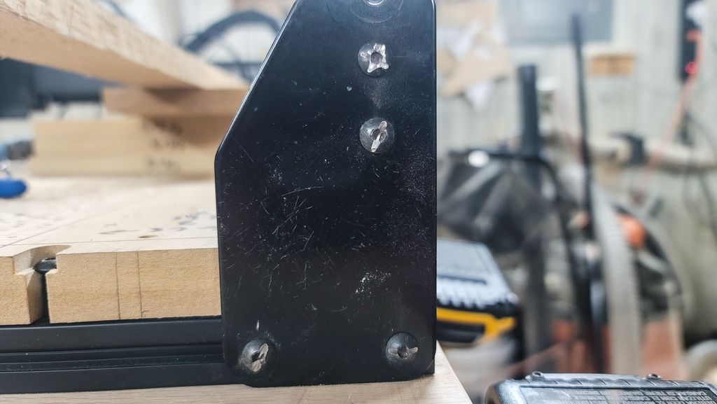 RoosterWorx's tweet image. After stripping 6 button heads I realized wrong allen key. Cut a slot in each and a flat head loosened them right up. Won't be needing them anyway

Dig the design, slide in my dms
🐔
🐔
🐔
#buttonhead #risers #cncupgrade #shoprobot #cutaslot #flatheadfix #dremelrescue