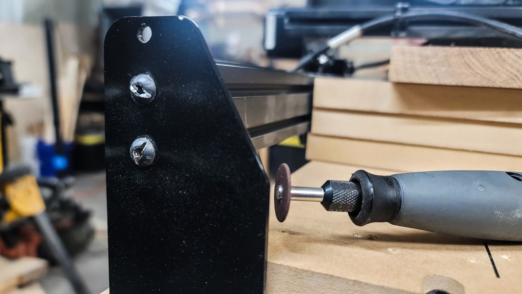 RoosterWorx's tweet image. After stripping 6 button heads I realized wrong allen key. Cut a slot in each and a flat head loosened them right up. Won't be needing them anyway

Dig the design, slide in my dms
🐔
🐔
🐔
#buttonhead #risers #cncupgrade #shoprobot #cutaslot #flatheadfix #dremelrescue