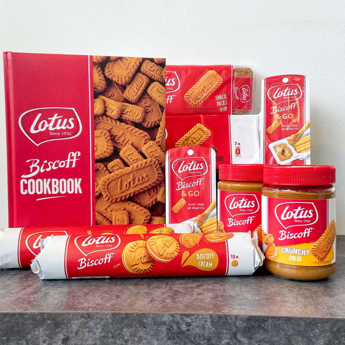 Tonight's #WinItWednesday comes to us courtesy of @lotusbiscoffUK 😋

For your chance to win this bundle, tell us your favourite recipe to make with biscoff! 

Closes 23.59 26.08.21. T&amp;C Apply > fal.cn/3hIqb
