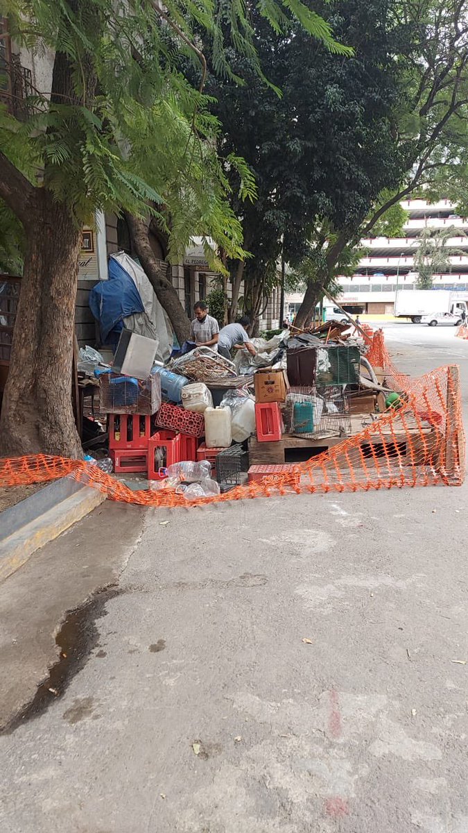 dpereztorres's tweet photo. Se solicita apoyo de parte de la @AlcCuauhtemocMx para el retiro de estas cosas que han estado por años sobre la banqueta frente al jardín San Fernando en la colonia Guerrero https://t.co/z92bQhO5Hy