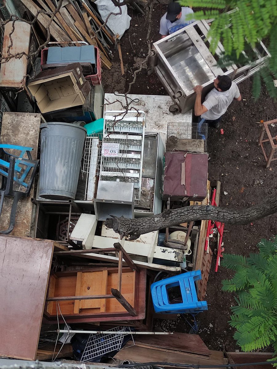 dpereztorres's tweet photo. Se solicita apoyo de parte de la @AlcCuauhtemocMx para el retiro de estas cosas que han estado por años sobre la banqueta frente al jardín San Fernando en la colonia Guerrero https://t.co/z92bQhO5Hy