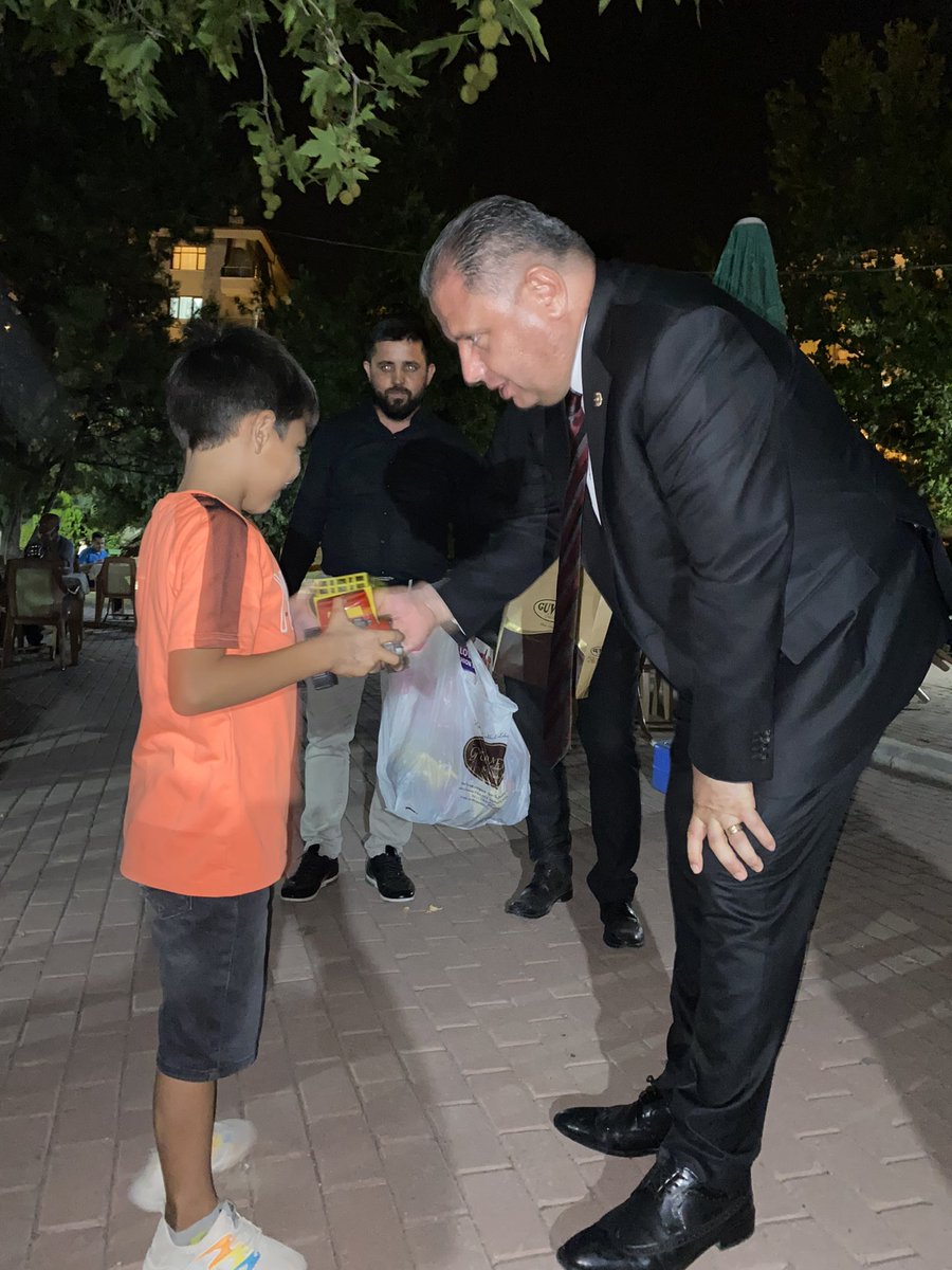 Avkthalilozturk's tweet photo. Atatürk Parkında aileleriyle birlikte dinlenen hemşehrilerimizi ziyaret ederek hal hatır sorup, istek ve taleplerini dinledik. Hemşehrilerimizin istek ve taleplerini yerine getirebilmek için çalışmalarımız gece gündüz sürmektedir. #HerŞeyKırıkkalemVeKırıkkaleliHemşehrilerimİçin https://t.co/rL1838gFB8