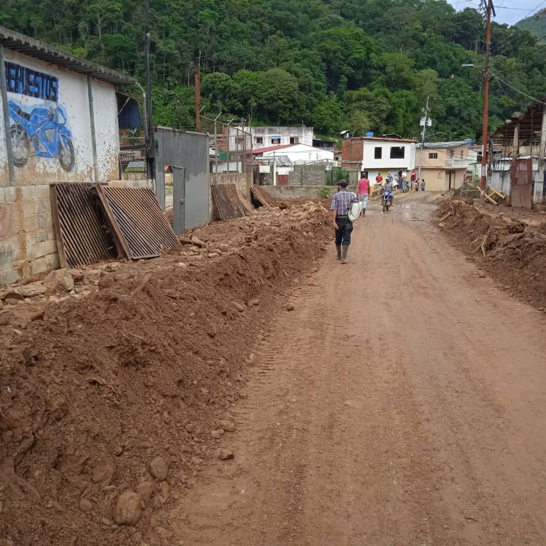 leoperiodista's tweet photo. Habitantes de #StaCruz de Mora, sector Puerto Rico trabajan de manera organizada para despejar y limpiar las zonas afectadas..La gente no se detiene y busca solución..Foto Xioli Vargas.. https://t.co/tD9mrwCu5X