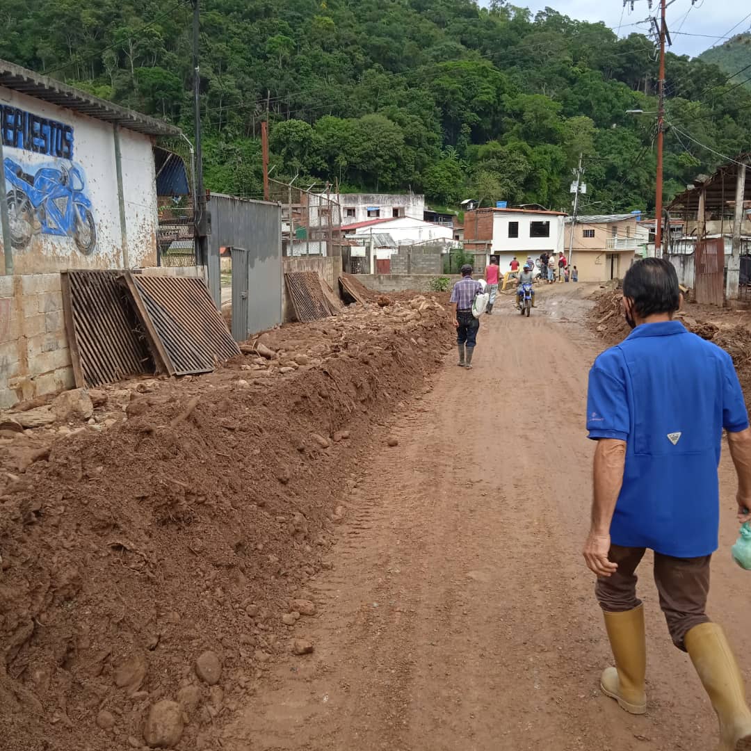 leoperiodista's tweet photo. Habitantes de #StaCruz de Mora, sector Puerto Rico trabajan de manera organizada para despejar y limpiar las zonas afectadas..La gente no se detiene y busca solución..Foto Xioli Vargas.. https://t.co/tD9mrwCu5X