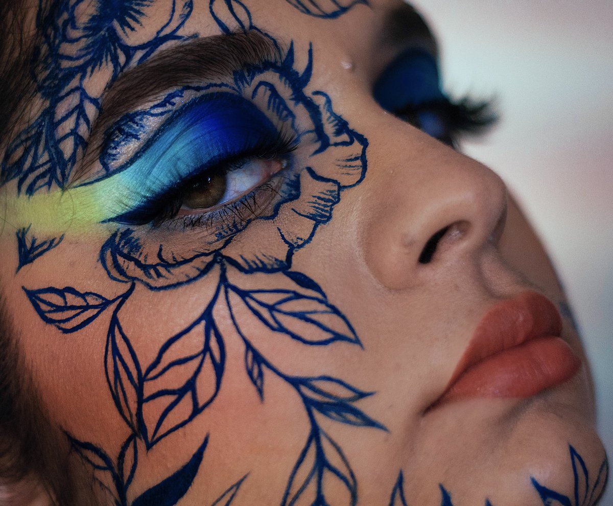 simonelalwani's tweet photo. Line work @MMMMITCHELL @beautybay 42 Brights palette #beautybay 
@mehronmakeup paradise paint dark blue &amp; black 
@LOrealParisUSA inflallible 24matte 103 
@BenefitBeauty hola bronzer/gimme brow in 4.5 
@MakeupRVLTN conceal &amp; define C8 &amp; 10/set the tone highlight
Ib @elenapancor https://t.co/0iRLPQiDnJ