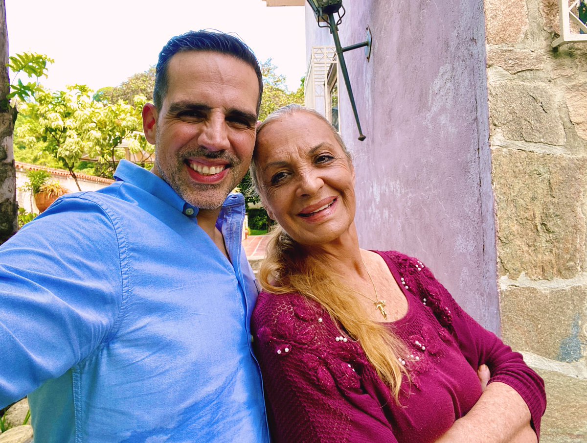 Junto a Marina Baura. 
La gran dama de la telenovela venezolana.

Llénenla de mensajes bonitos.