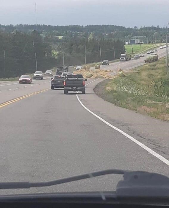 grcipetrafic's tweet photo. Peu importe ce que vous avez comme cargaison, assurez-vous qu'elle est sécurisée. Hier soir, plusieurs balles de foin (plusieurs centaines de livres chacune) sont tombées sur une autoroute chargée. Heureusement, personne n'a été blessé. Gend. Parsons #GRCIPEtrafic. https://t.co/oyxsrHcYGq