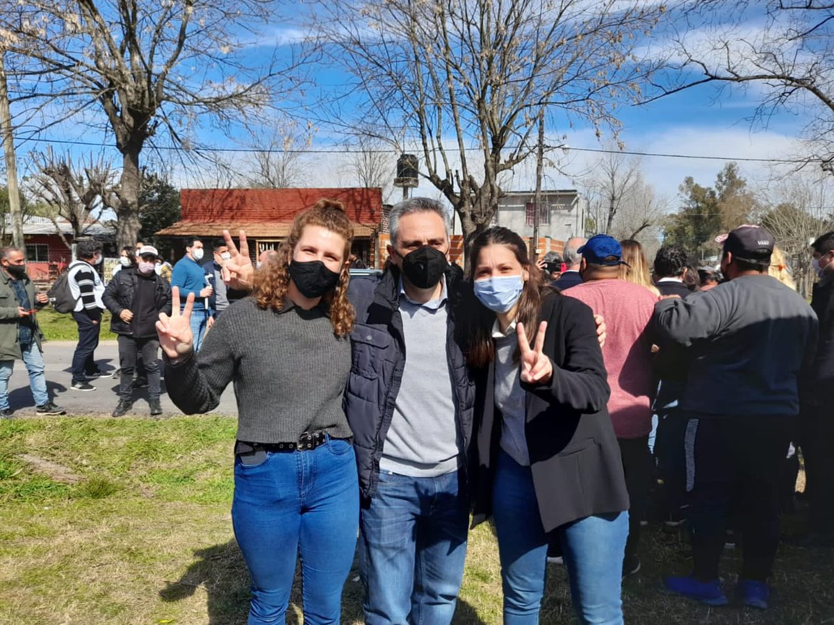 mc_lacapitana's tweet image. 📌 Junto a @DrDanielGollan, @luciaianez_, Ana Rusconi, @LuisFedeArias, @CintiaMansilla_, Gisela Di Dio, Daniela Silva Muñoz y Florencia Actis Perinetto participamos del operativo interministerial en Arturo Segui, junto al @Kicillofok, @nkreplak, @larroqueandres y @plambertini.