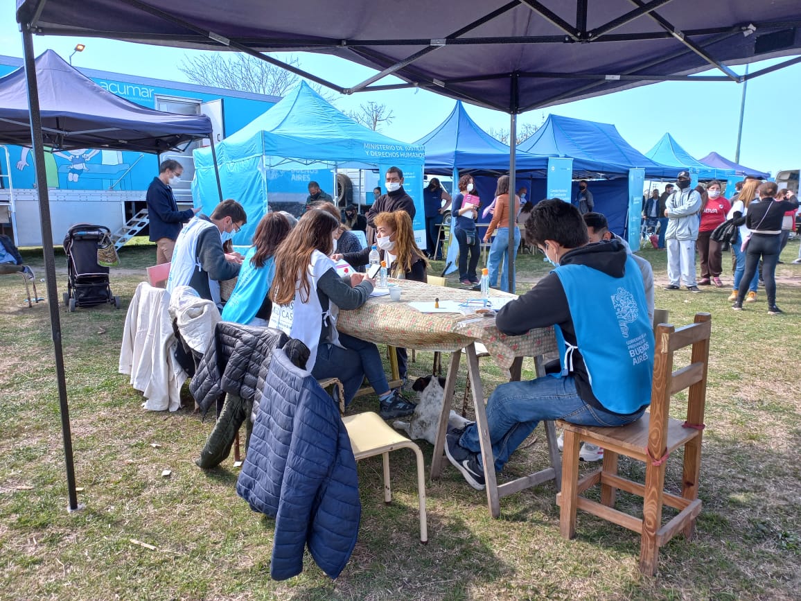 mc_lacapitana's tweet image. 📌 Junto a @DrDanielGollan, @luciaianez_, Ana Rusconi, @LuisFedeArias, @CintiaMansilla_, Gisela Di Dio, Daniela Silva Muñoz y Florencia Actis Perinetto participamos del operativo interministerial en Arturo Segui, junto al @Kicillofok, @nkreplak, @larroqueandres y @plambertini.