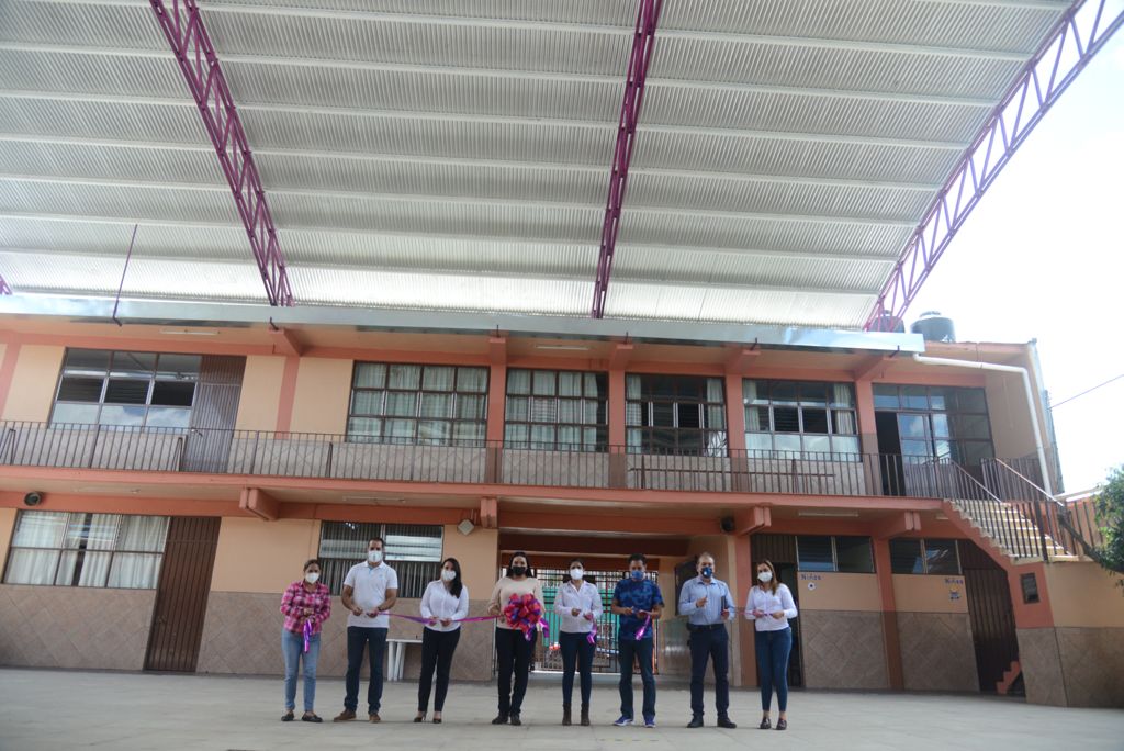 Jaconagob's tweet photo. Concluimos la entrega de obras educativas con la techumbre de la escuela Miguel Hidalgo, la cual forma parte de nuestra estrategia como Gobierno Municipal para crear #EscuelasDignas y mejorar los espacios educativos en #Jacona.🧒🏽👦🏻👧🏽👦🏼

 #UnidosHacemosElCambio https://t.co/mNxnaBVHQT