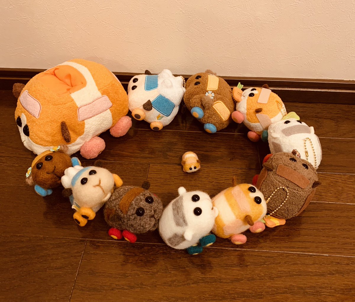 モルカー垢として名を馳せる綾辻行人先生のツイートに頻出する マスコットをもりもり作る家人 が小野不由美先生だと気づきもはやぷいぷいするしかない Togetter