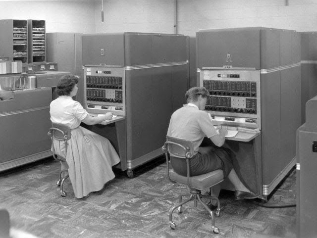 Техника 1 поколения. ЭВМ IBM 650. IBM 650 компьютер. Компьютер IBM 1 поколения. Первое поколение ЭВМ — «IBM 701».