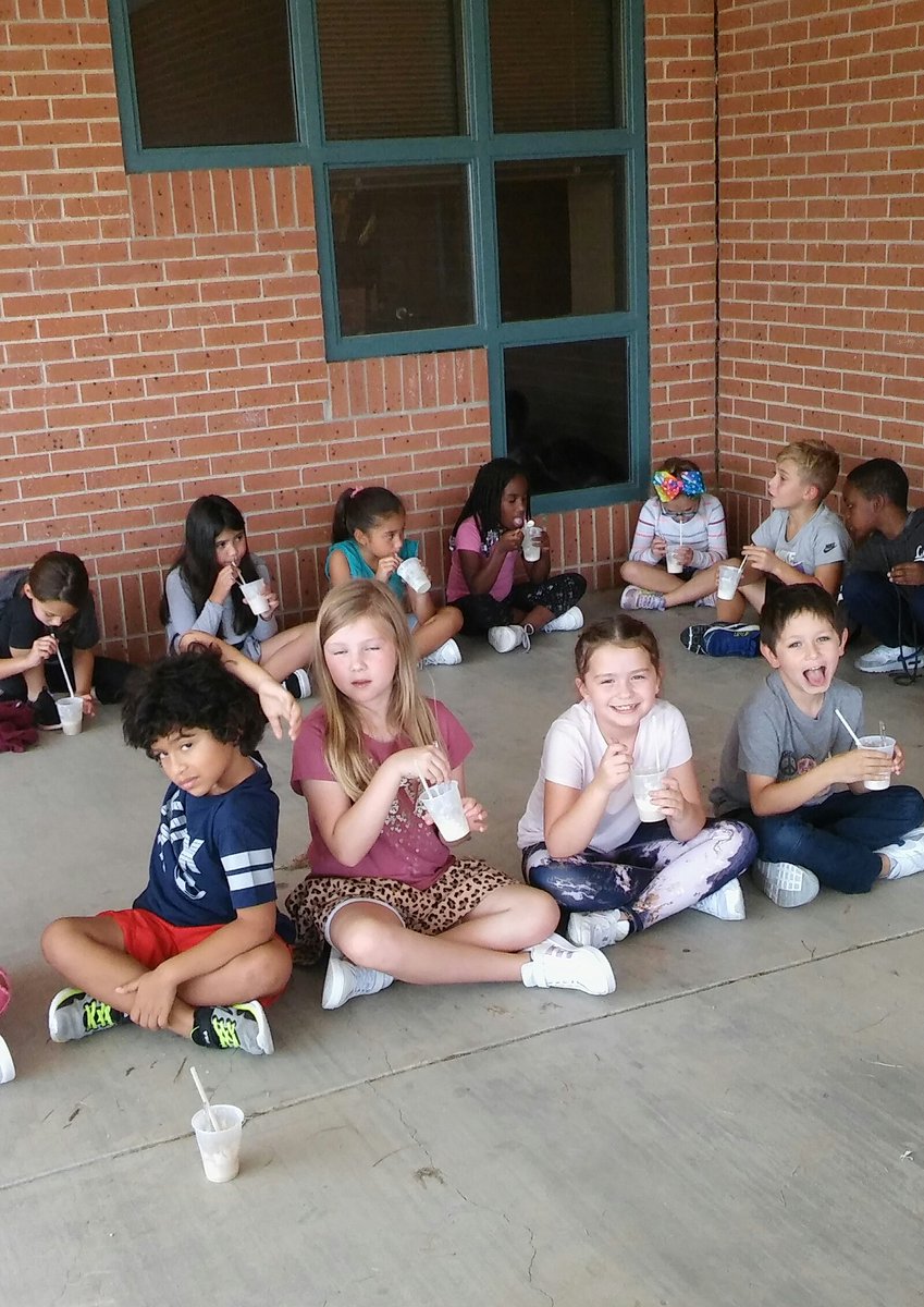 MsPaul_MBE's tweet photo. Learning about the States of Matter with root beer floats. Great treat on a hot day.
@HumbleISD_MBE    #mbebears2021   #mbeisfamily https://t.co/yNEmmlDlIn