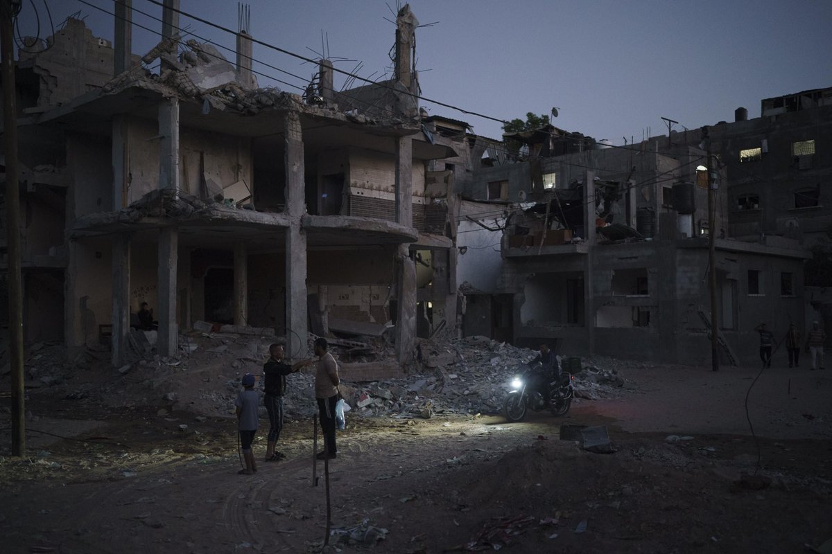 Mahenoor2002's tweet photo. Since 2008, around 450,000 homes in Gaza have been destroyed by Israeli assaults and more than 4,000 Palestinians killed. An entire generation has grown up knowing nothing but the prison of Israeli violence. #gaza https://t.co/expNsHStSP https://t.co/07EKlJRpRP