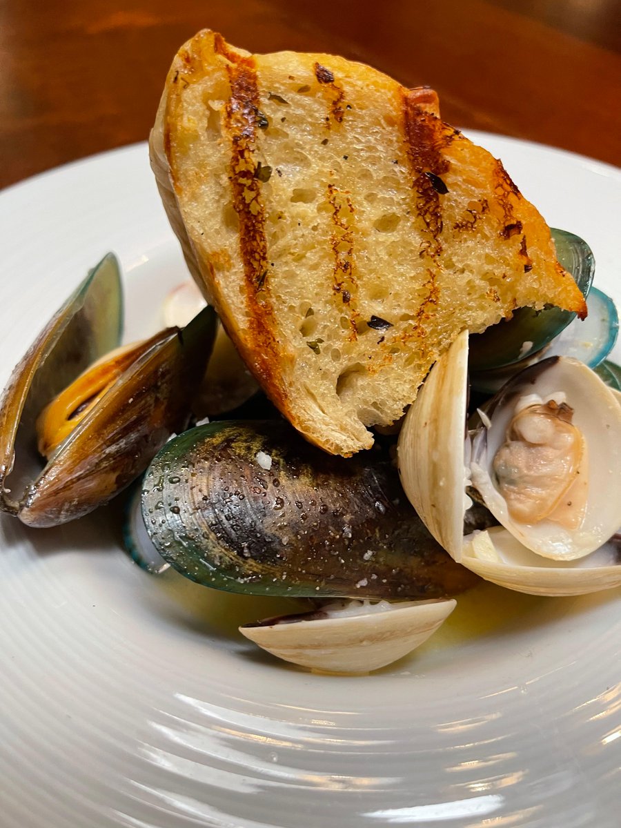 Fulbellis's tweet photo. Mhmmm sautéed Greenlip mussels and clams with a roasted garlic butter sauce and sourdough bread for dipping. Dont forget to pair it with your favorite bottle of wine. ALL BOTTLES  25% off
Call for reservations (903) 892-8409
#fulbellis #diningdoneright #winedownwednesday https://t.co/FGFowqbxjs