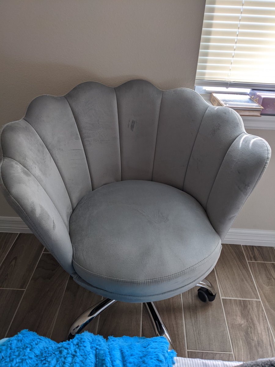 NikitaLagrange's tweet photo. But i love my new thinking chair 🥰#velvetchair https://t.co/6iOB6au8tW