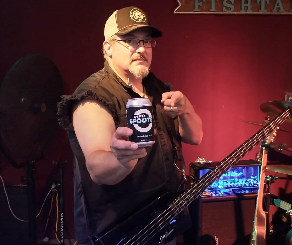 Patrick57612973's tweet photo. 6 ft 6 is in the house at my last gig here on the lake in middle TN! https://t.co/H6V4Z7Z6hY