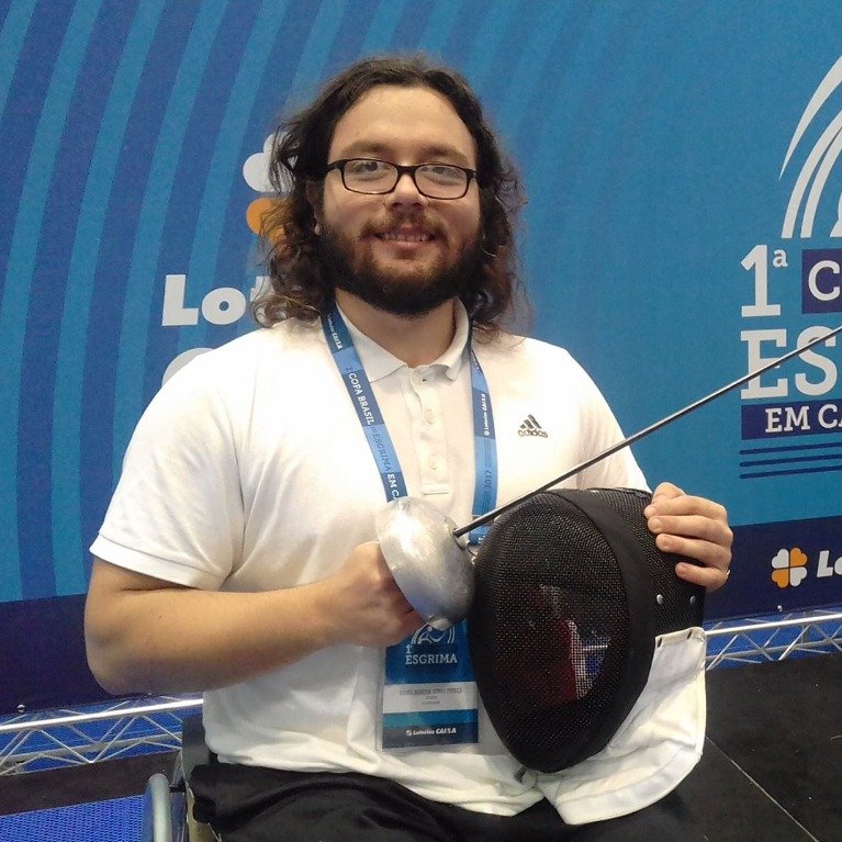 CorpoPodcast's tweet photo. Aqui no Corpo nós já entrevistamos dois atletas de modalidades paralímpicas: a Maraísa Proença, do episódio 2, compete no parapowerlifting, e o Daniel Tibiriçá, do episódio 4, é da esgrima em cadeira de rodas. Você pode ouvir a história deles no seu agregador favorito! 🦿👨🏼‍🦽 https://t.co/F1hSn2B7I6