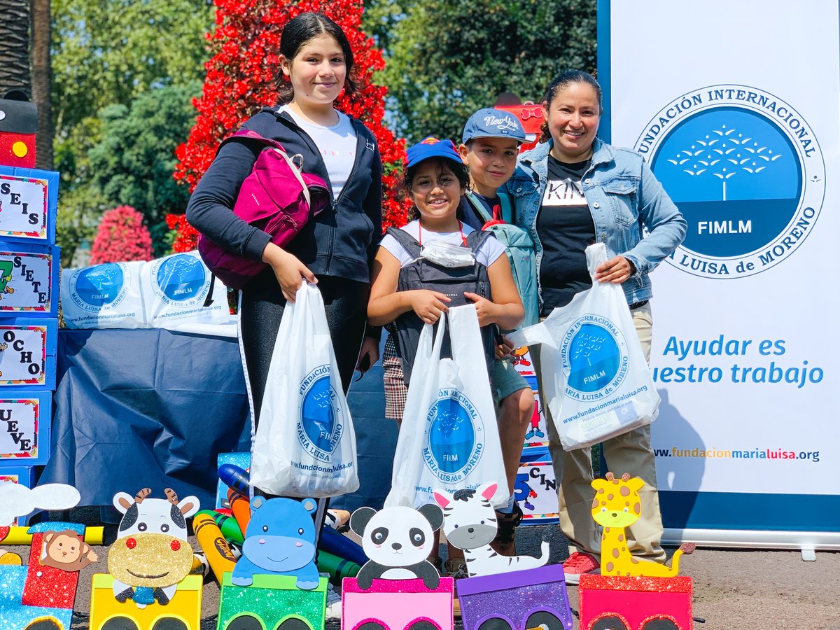 FIMLM's tweet photo. 🇪🇸 En un espacio lleno de color y felicidad la Dra. @MLPiraquive hizo entrega de más de 20 kits escolares en la ciudad de #Bilbao, España. Con mucho agradecimiento, los niños recibieron este material educativo. #21AñosEnseñandoValores
 👉🏽https://t.co/kC7hzcDnxK https://t.co/rKAE2a1eGn