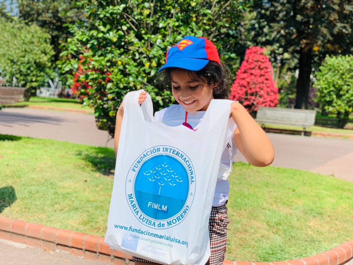 FIMLM's tweet photo. 🇪🇸 En un espacio lleno de color y felicidad la Dra. @MLPiraquive hizo entrega de más de 20 kits escolares en la ciudad de #Bilbao, España. Con mucho agradecimiento, los niños recibieron este material educativo. #21AñosEnseñandoValores
 👉🏽https://t.co/kC7hzcDnxK https://t.co/rKAE2a1eGn