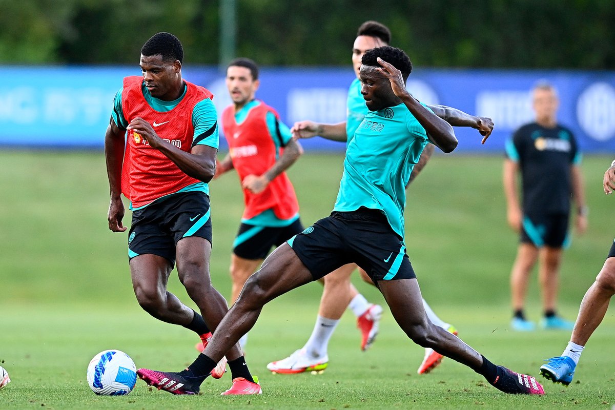 Inter's tweet photo. 📸 | FOTO

Nerazzurri in azione ⚫🔵🏃

Gallery completa 👉 https://t.co/p5JnvQ5dV7

#ForzaInter https://t.co/EgaFbpH5HJ