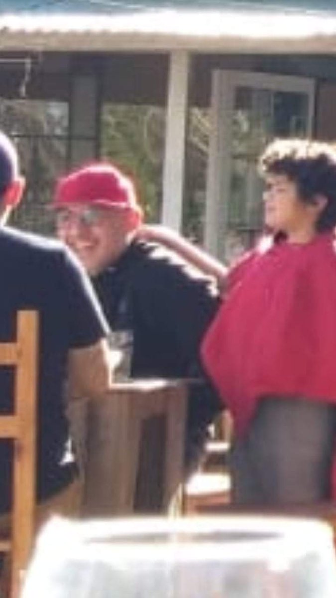 paulita_pro's tweet photo. este señor de gorra colorada junto a sus 3 amigos SE FUERON SIN PAGAR haciéndole pasar un desagradable momento a la moza que los atendio le pidieron la cuenta y cuando ella se acerca a la mesa con la cuenta ya no estaban.debe $5.500 a la antigua pulpería el rancho https://t.co/Ip4Ued96S2