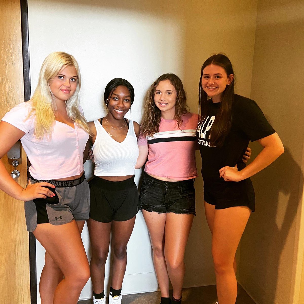 ValpoSoftball's tweet photo. We’re BACK! 🥎
First day of classes ✔️
#BackToSchool #ValpoSB #GoValpo #WeAreBeacons #MVCsoftball https://t.co/4UmGtgyPFN